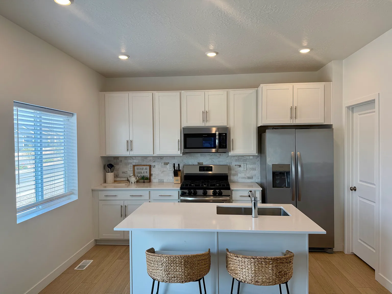 5 bed, 3.5 bath, 2350 sqft, $2,700 — Photo 3