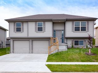 21718 North Rdg, Peculiar, MO 64078