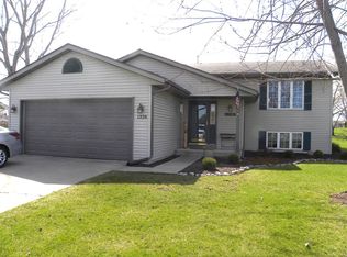 1328 Whispering Pines Dr, Delavan, WI 53115