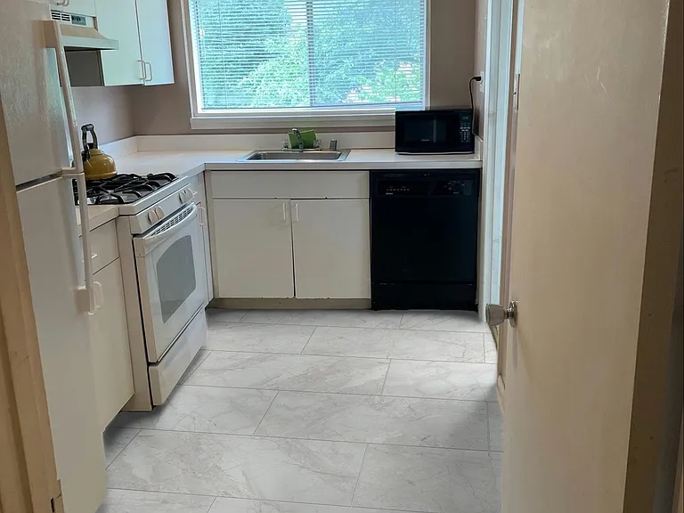 10638 Weymouth St #101 — Photo 7
