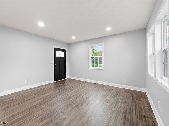 4th image of 3016 Albrecht Ave