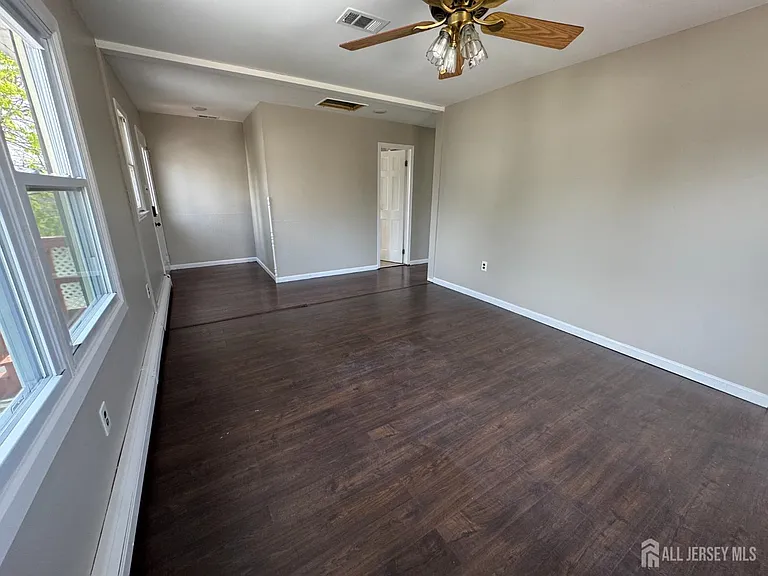 9 Scott Ave — Photo 4