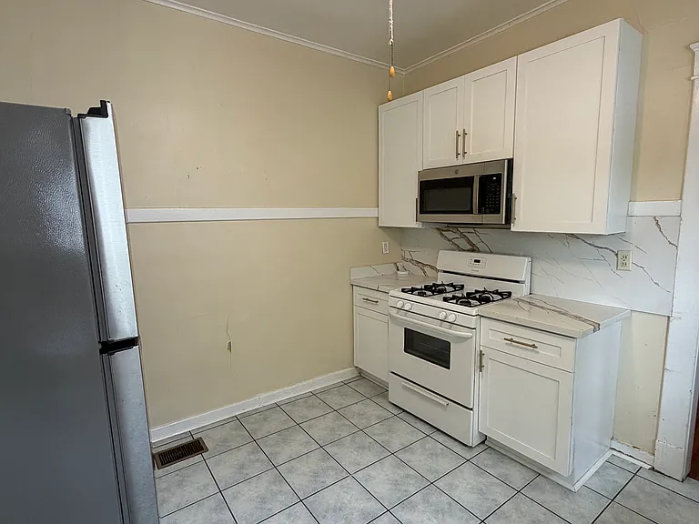 4316-4318 Fontainebleau Dr — Photo 2