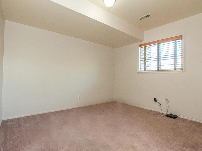 1709 Hickory Ln — Photo 8