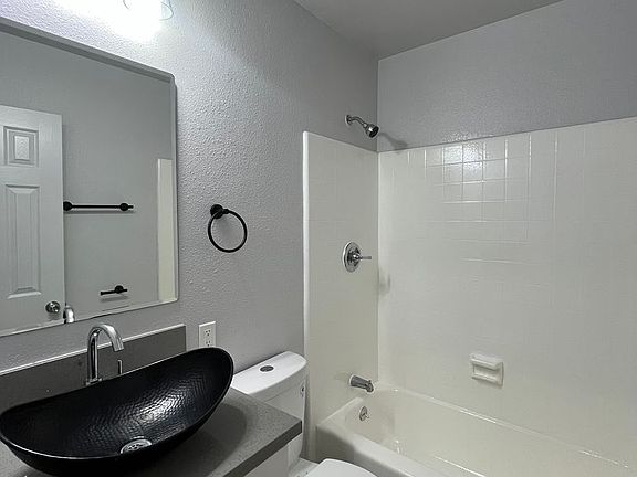 5th image of 1334 W 93rd St #6