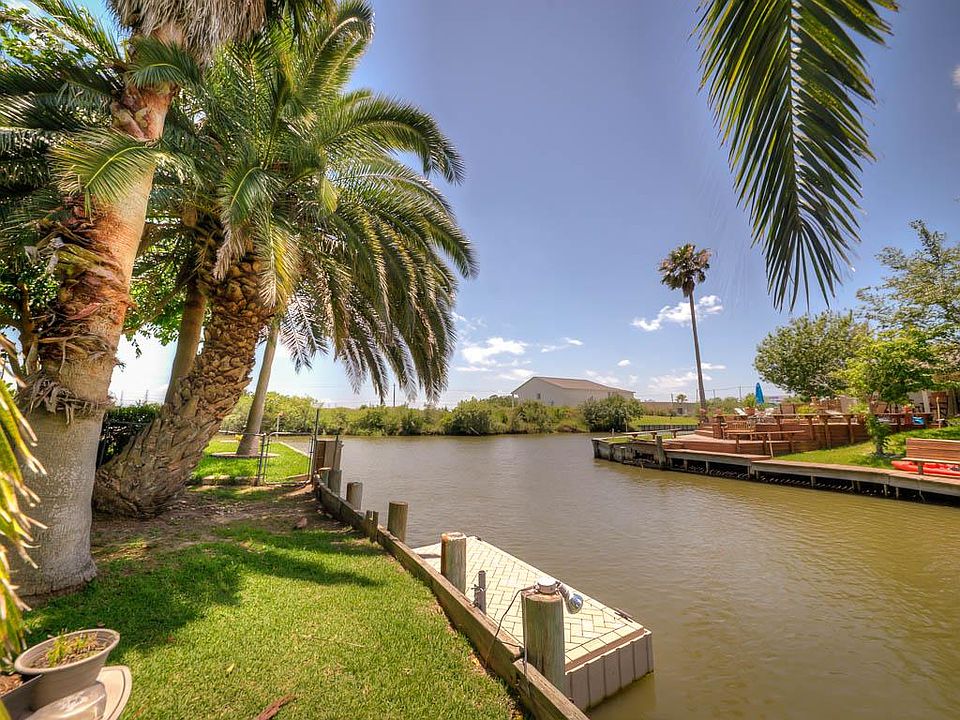 Luxury waterfront living on the canal of Lazy bend.