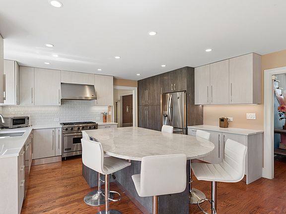 4th image of 828 Woodleigh Ave