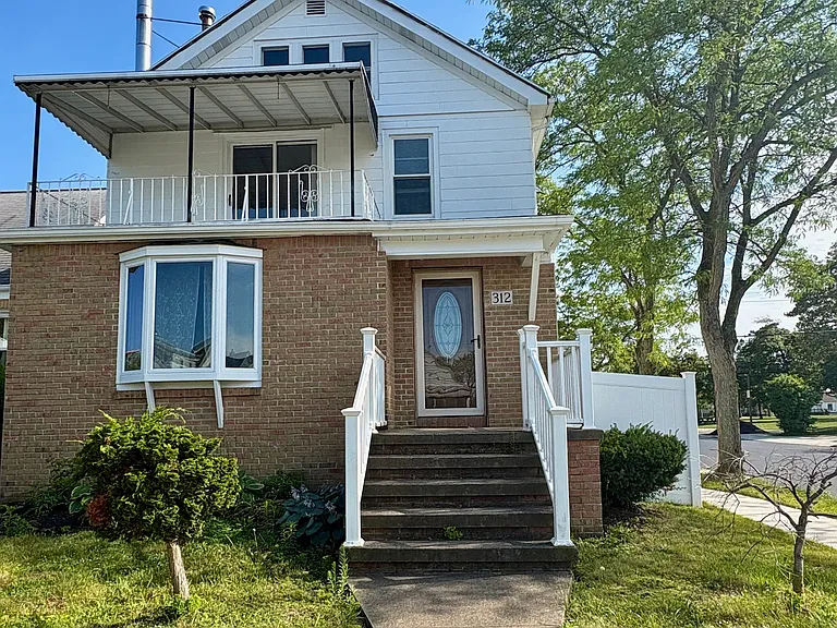 312 Victoria Blvd — Photo 1