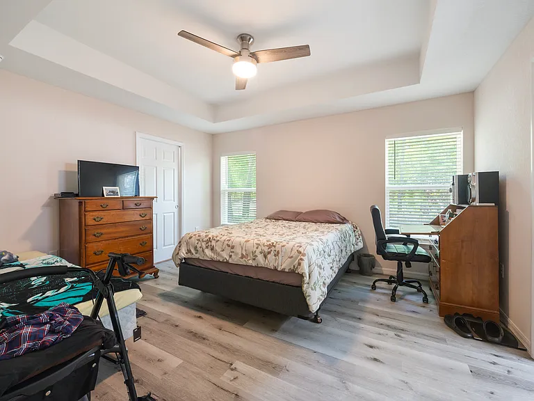 UNFURNISHED MAIN BEDROOM