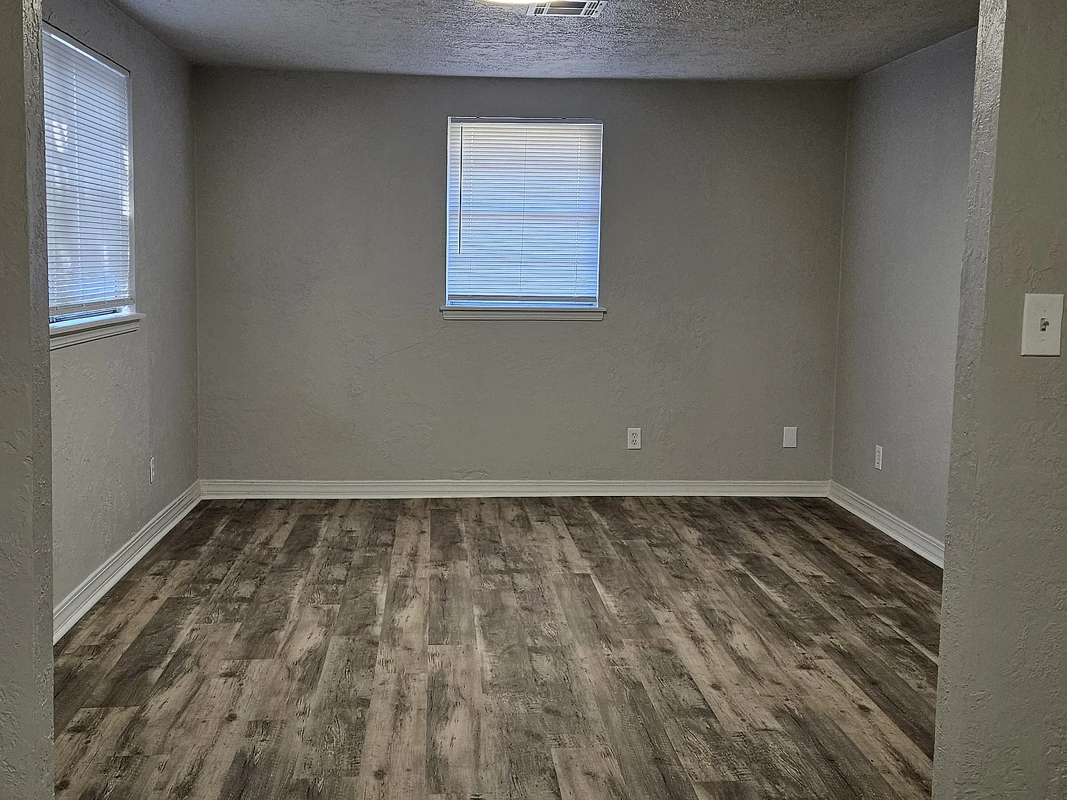 3 bed, 1.5 bath, 1100 sqft, $1,075 — Photo 4