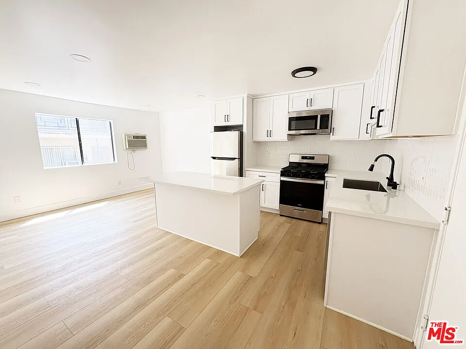 1 bed, 1.0 bath, 700 sqft, $1,895 — Photo 2