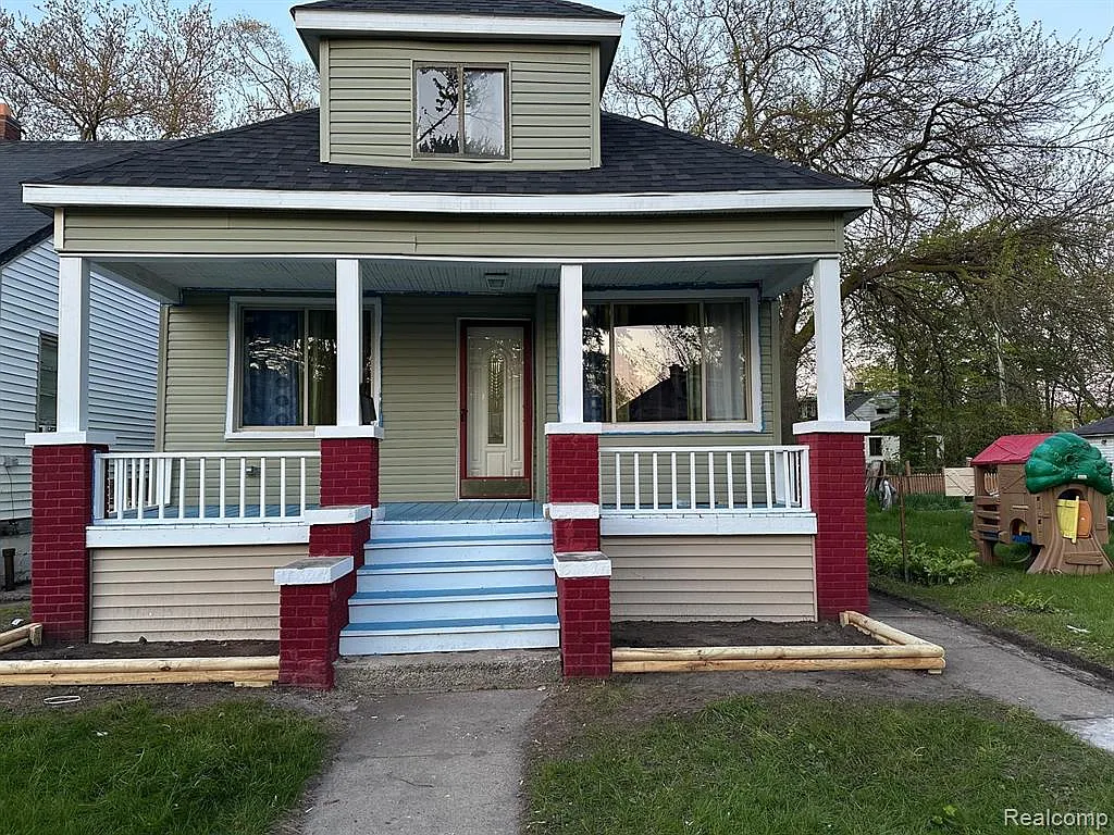 5 bed, 1034 sqft, $1,999 — Photo 2