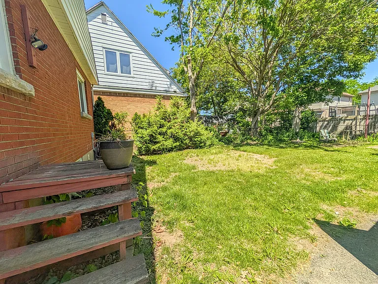106 Haig St — Photo 16