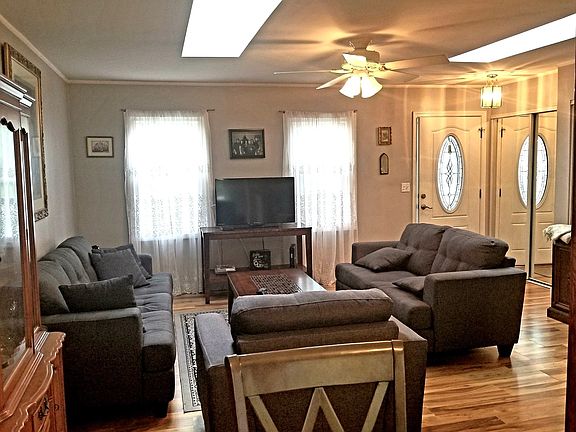 4th image of 713 Berwick Pl