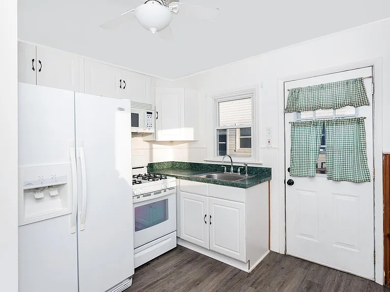 2318 Fisher St — Photo 5
