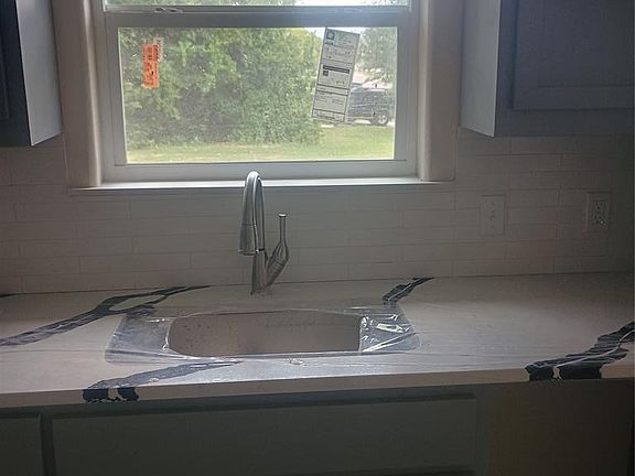 4th image of 709 E Main St