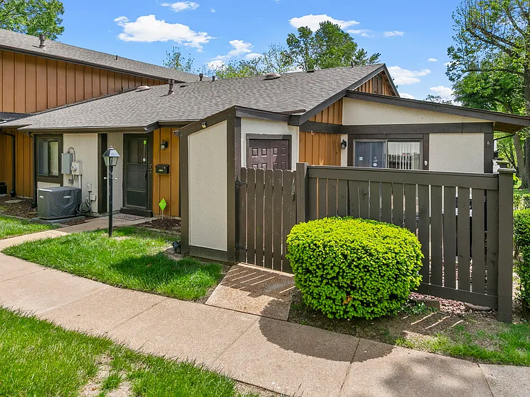 11166 Whispering Oaks Dr — Photo 4