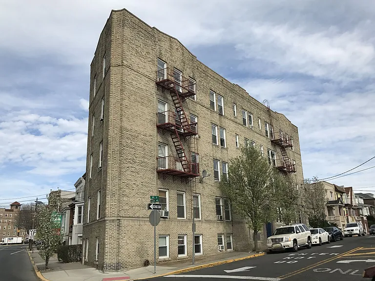 912 90th Street Apartments — Photo 4
