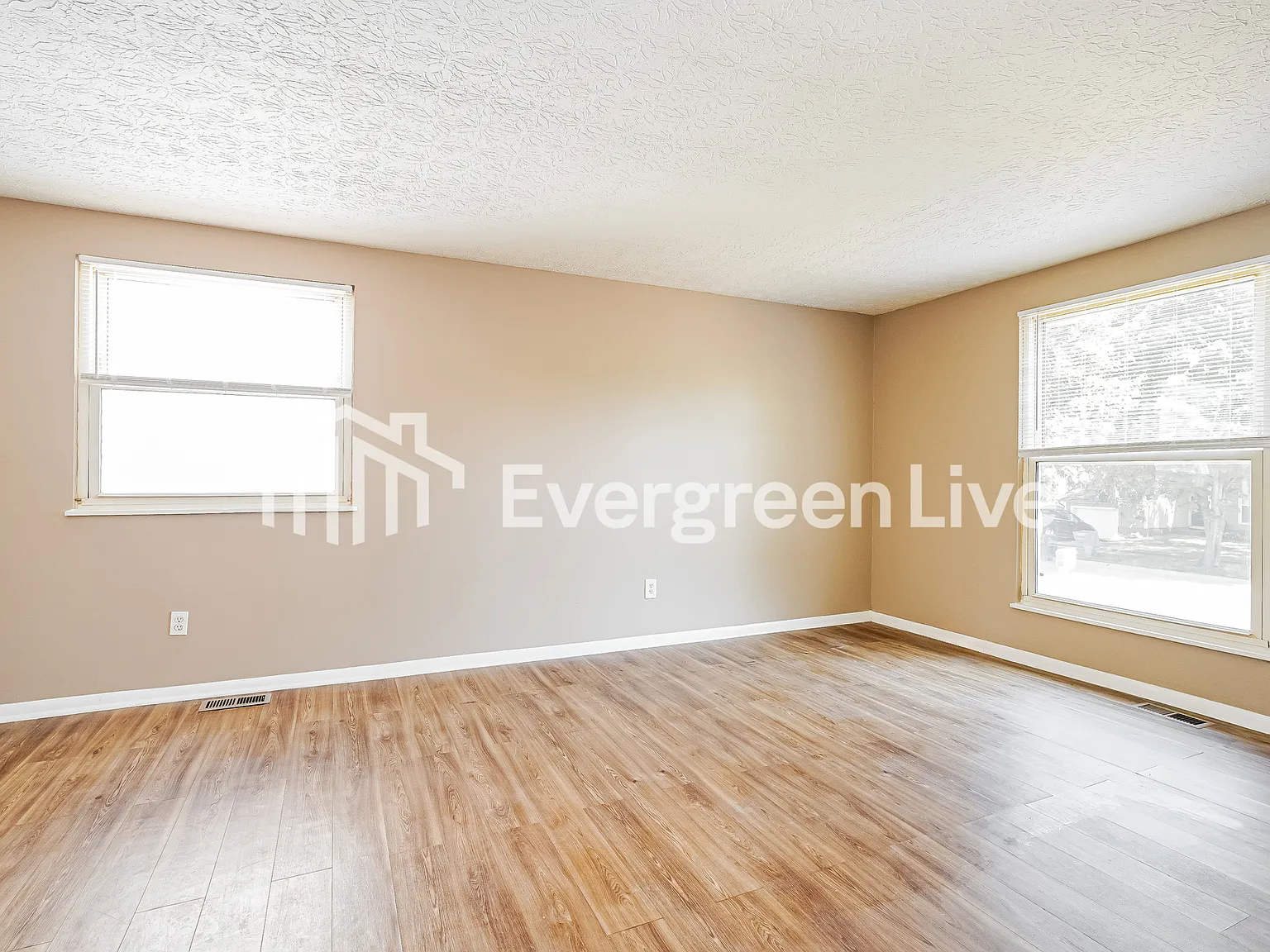 3 bed, 1.0 bath, 1448 sqft, $1,945 — Photo 4