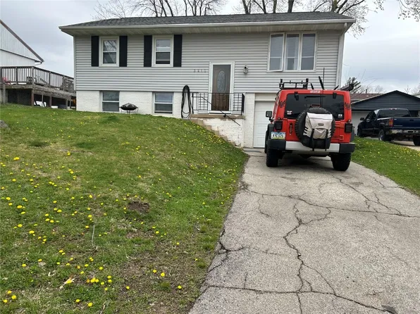 3212 Bayberry Dr SW, Cedar Rapids, IA 52404