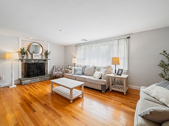 4th image of 38 East Ridge Drive