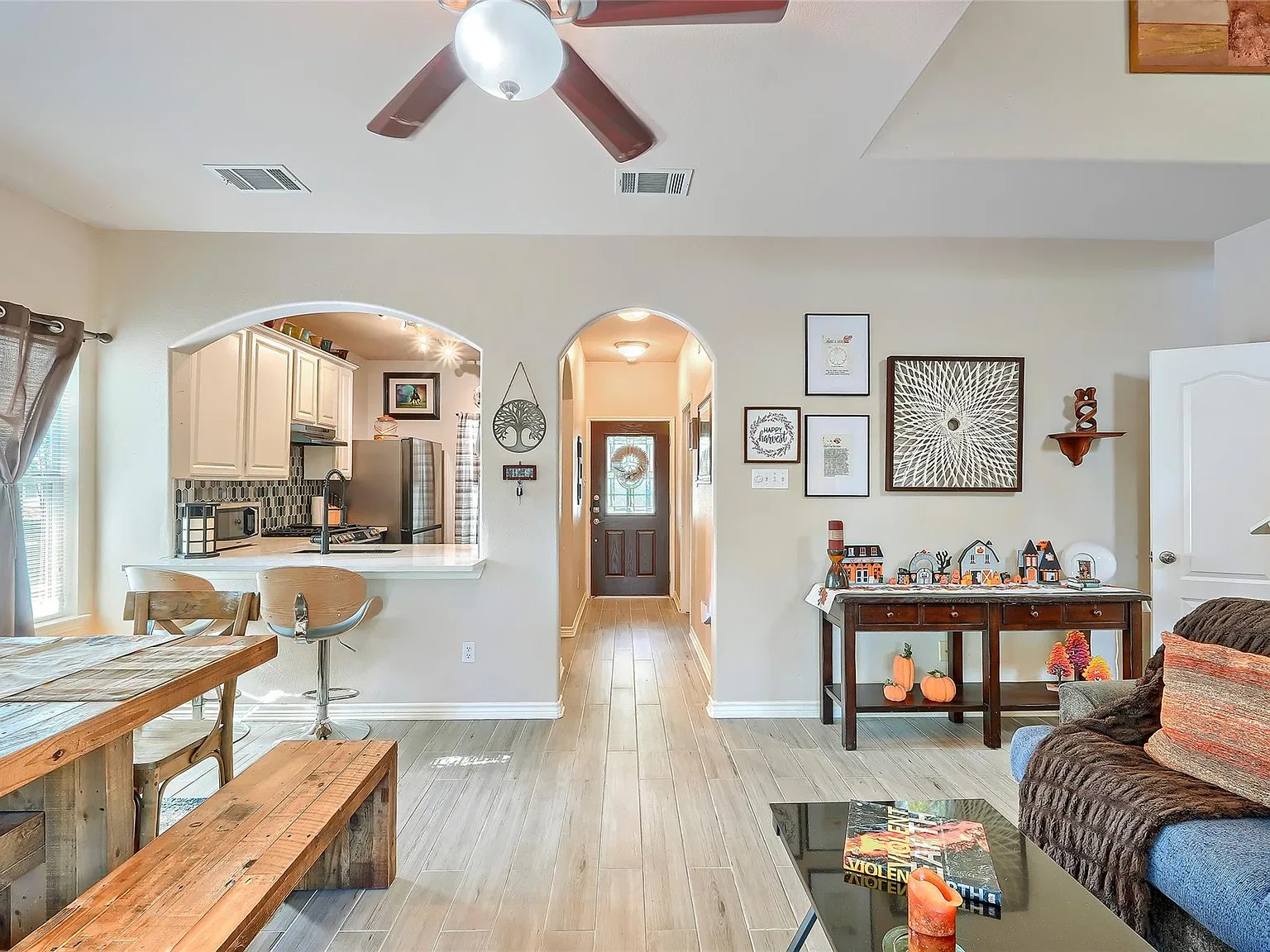 3 bed, 2.5 bath, 1303 sqft, $1,850 — Photo 3