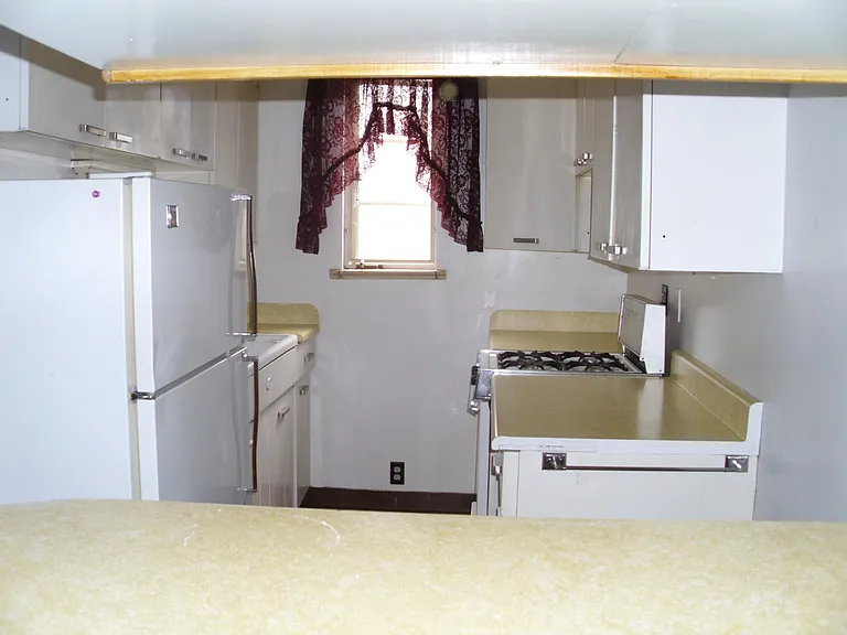 830 Macon Ave — Photo 4