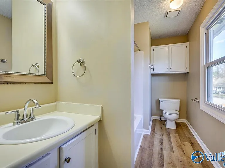 124 Suffolk Dr — Photo 5