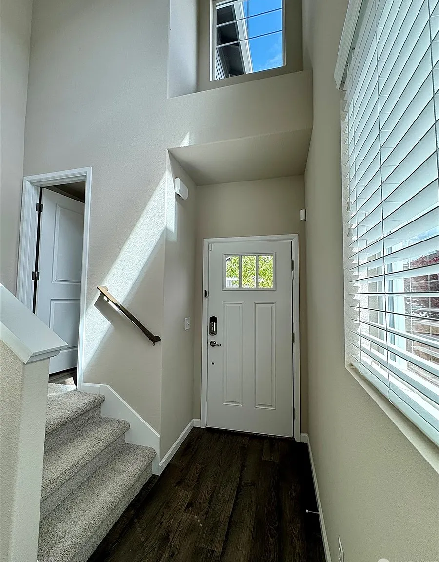 4 bed, 2501 sqft, $2,950 — Photo 2