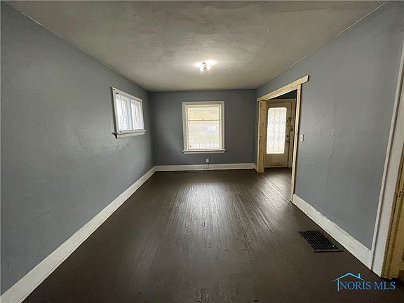 4th image of 2078 Starr Ave