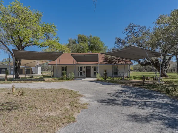 311 Governors, Floresville, TX 78114