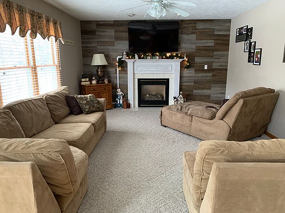 LIVING ROOM W FIREPLACE