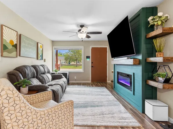 345 NW Lorna St, Burleson, TX 76028