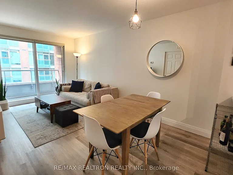 230 King St E #511 — Photo 26