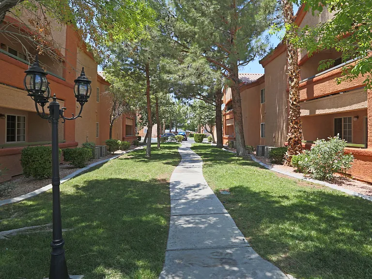 Mesa Verde Apartments — Photo 7