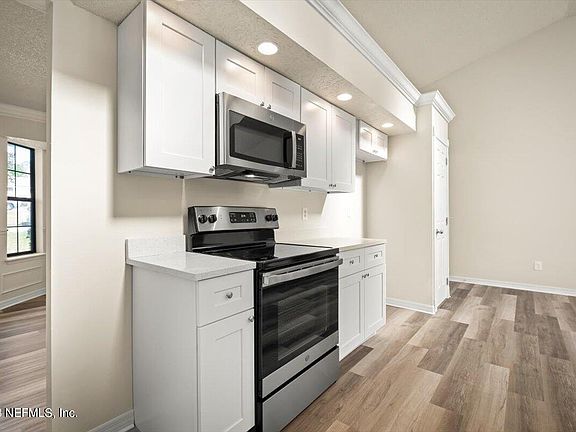5th image of 1300 WESTLAWN Drive