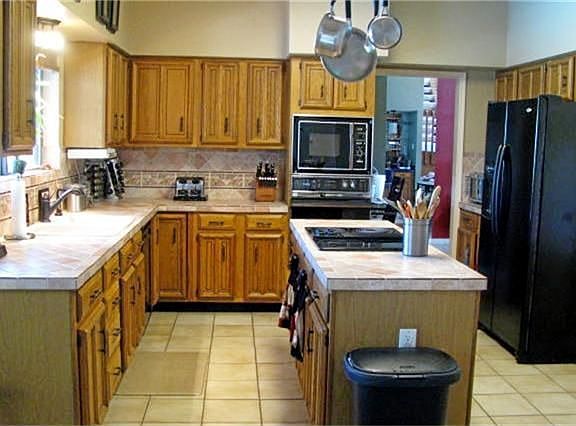 KITCHEN WITH COOKTOP IN ISLAND