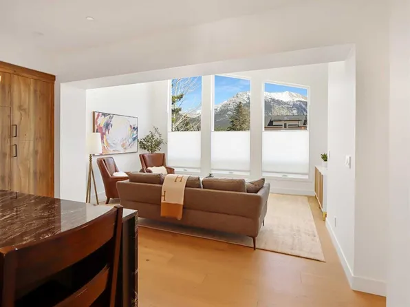 512 E 8th Ave, Canmore, AB T1W 2E3