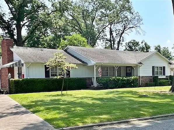 203 Crestwood Ln, Pittsburg, KS 66762