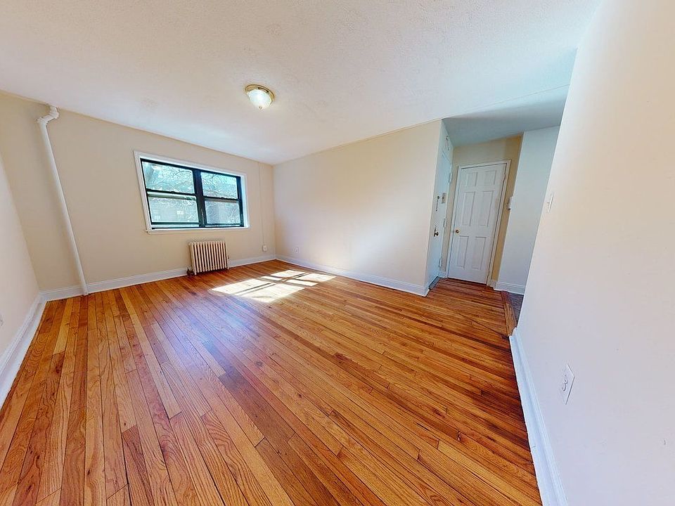 1st image of 20-18 Crescent St APT 2B