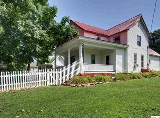 94 Center St, Augusta, IL 62311