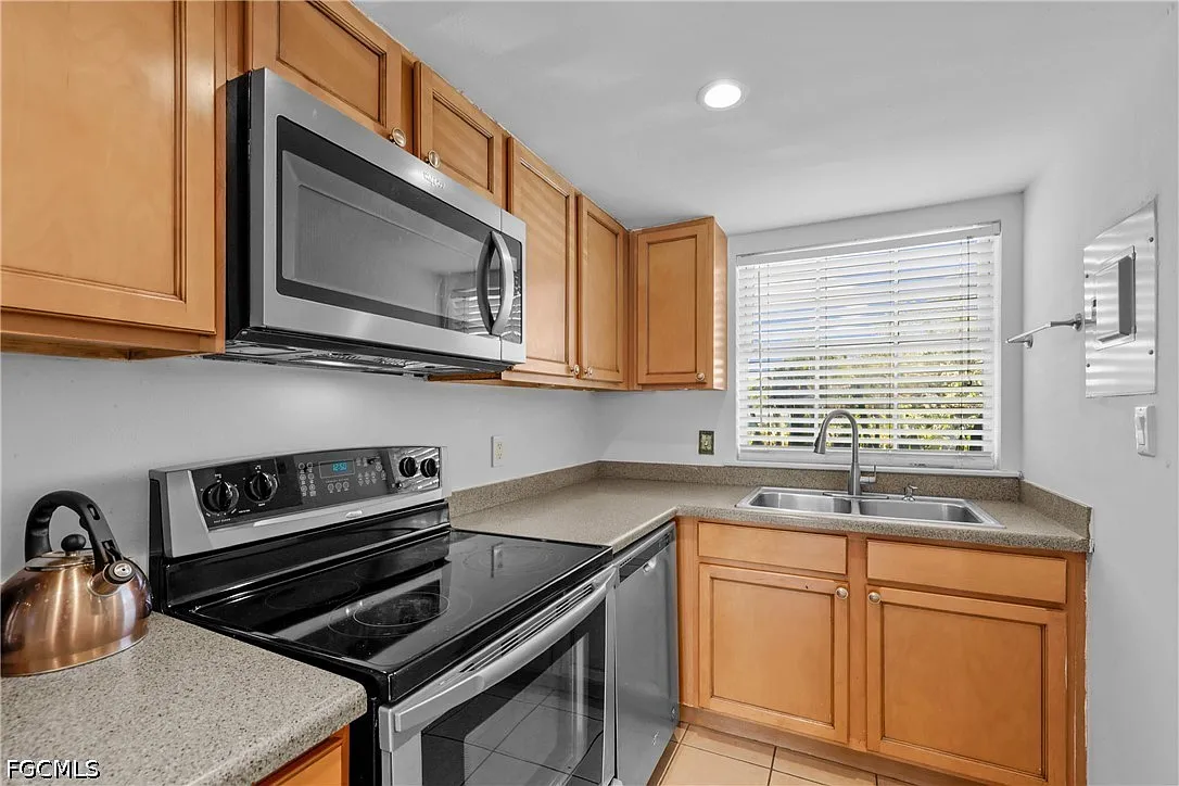 2 bed, 1.5 bath, 998 sqft, $1,450 — Photo 3