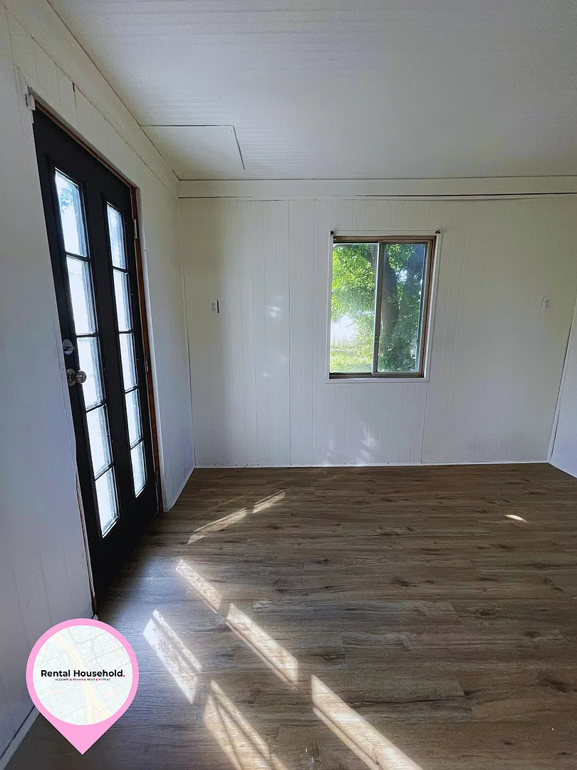 Spacious Detroit Rental MoveIn Ready! — Photo 2