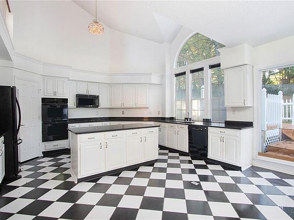 3rd image of 135 Harbor Club Ln
