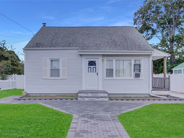 309 Maple Ct, Copiague, NY 11726