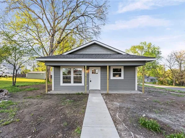 312 E 5th St, Wellsville, KS 66021