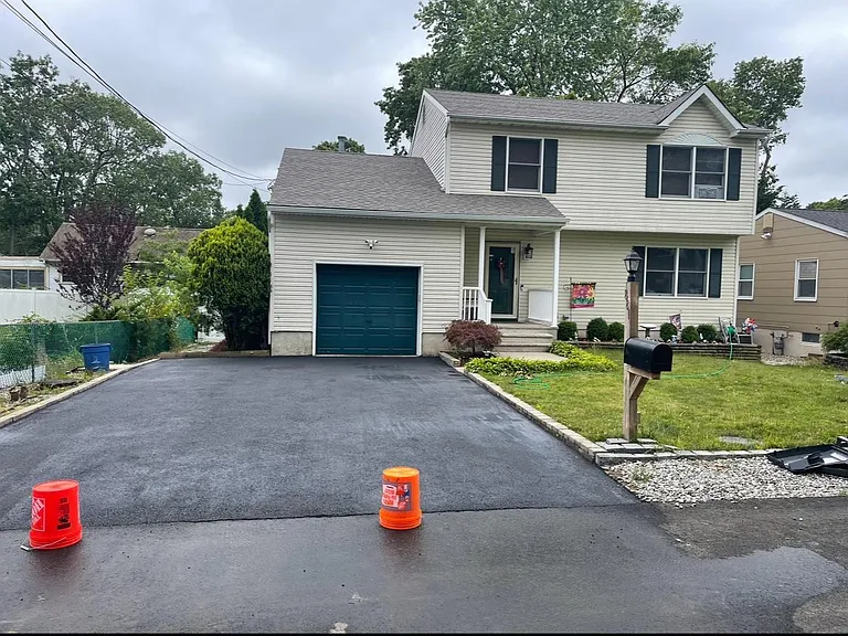 881 Linden Ave — Photo 1