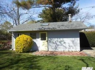 12 Shotgun Ln, Levittown, NY 11756