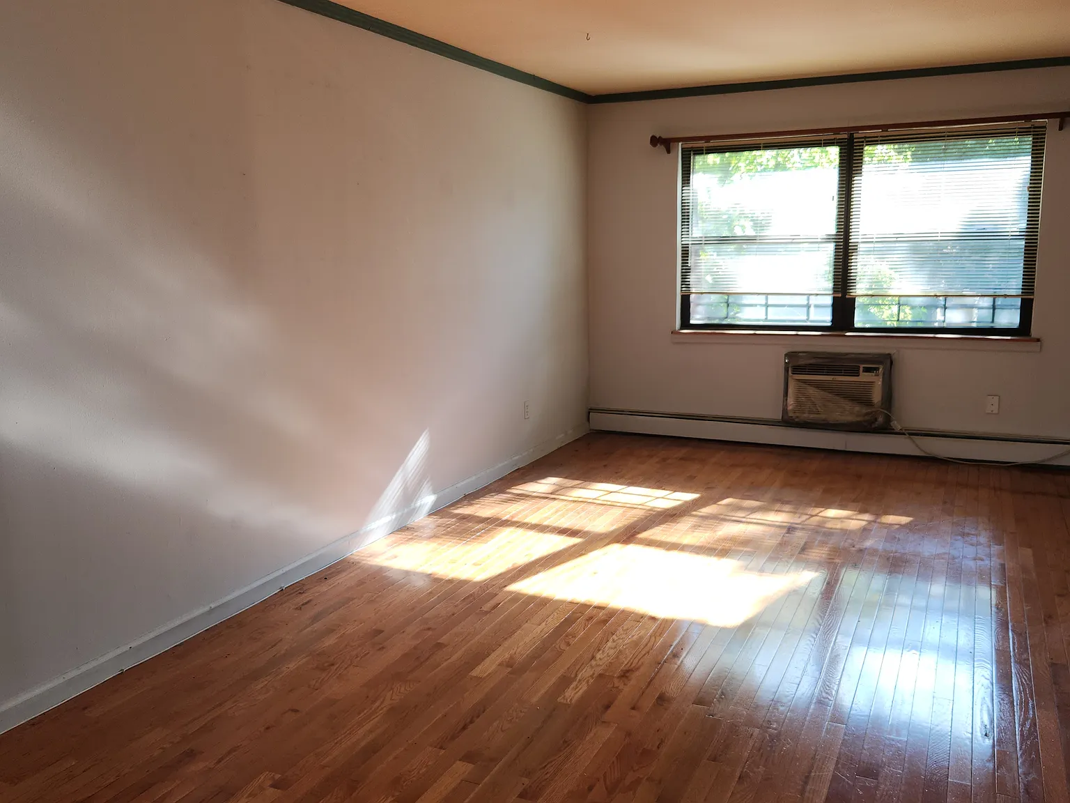3 bed, 1080 sqft, $3,450 — Photo 2