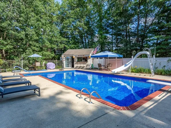 2 Sherwood Dr, Halifax, MA 02338